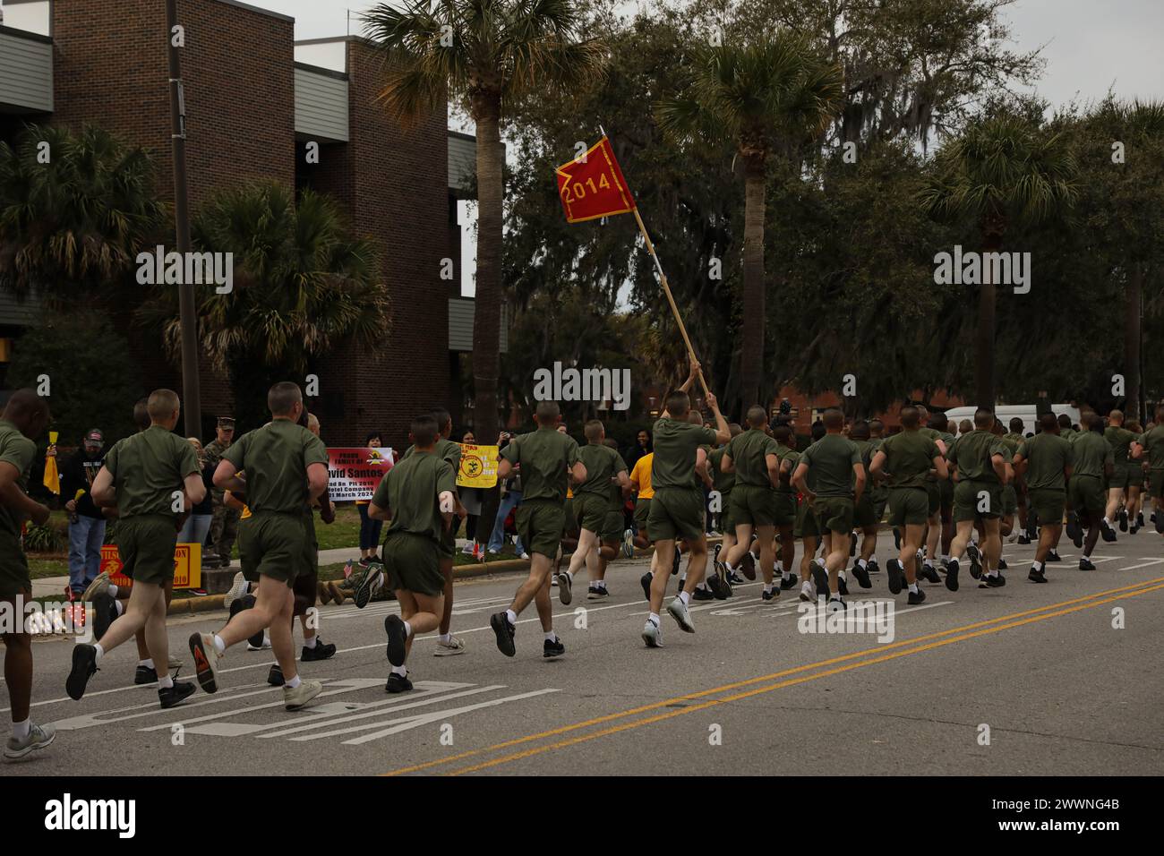 New Marines avec Hotel Company, 2nd Recruit Training Battalion, participent à la course de motivation sur Marine corps Recruit Depot Parris Island, S.C. le 29 février 2024. La course de motivation célèbre l'obtention du diplôme de la formation des recrues et sert de première fois pour les familles visitant leurs nouveaux Marines. Corps des Marines Banque D'Images
