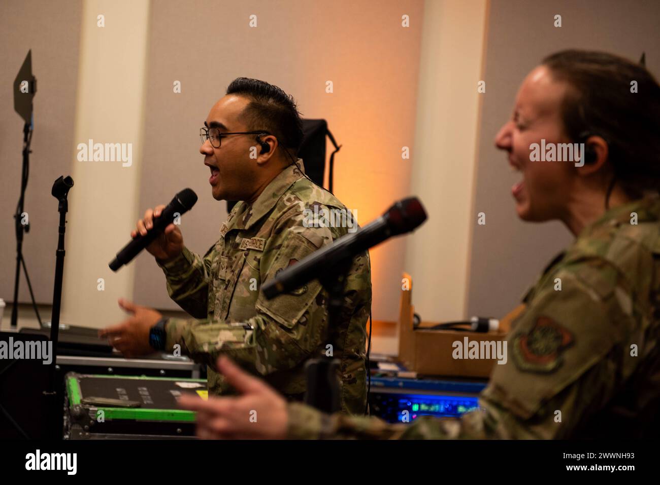 L'aviateur de l'US Air Force 1st Class Marvin Calderon, à gauche, et l'aviateur senior Jessica Betando, chanteur du groupe Golden West, chantent lors d'une répétition à la base aérienne Travis, Californie, le 29 février 2024. La mission de la Band of the Golden West est de soutenir neuf escadres de la Force aérienne en service actif, six escadres du Commandement de la réserve de la Force aérienne, cinq escadrons de recrutement et les collectivités situées dans sa zone géographique de responsabilité de 527 000 milles carrés Banque D'Images