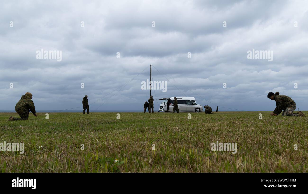 Les Marines américains avec la 5th Air Naval Gunfire liaison Company, le III Marine Expeditionary Force information Group, mettent en place une radio lors d'un exercice de communication sur le terrain, Rapid Tanto à IE Shima, Okinawa, Japon, le 5 février 2024. La radio permettait la transmission de données au quartier général supérieur. À l'aide de radars standard et d'équipements à faible signature, le 5e ANGLICO et le 3e bataillon de renseignement ont démontré leur compétence dans la planification, la coordination et l'exécution de ciblages dynamiques capables de soutenir des campagnes maritimes dans un Indo-Pacifique de plus en plus contesté. Corps des Marines Banque D'Images