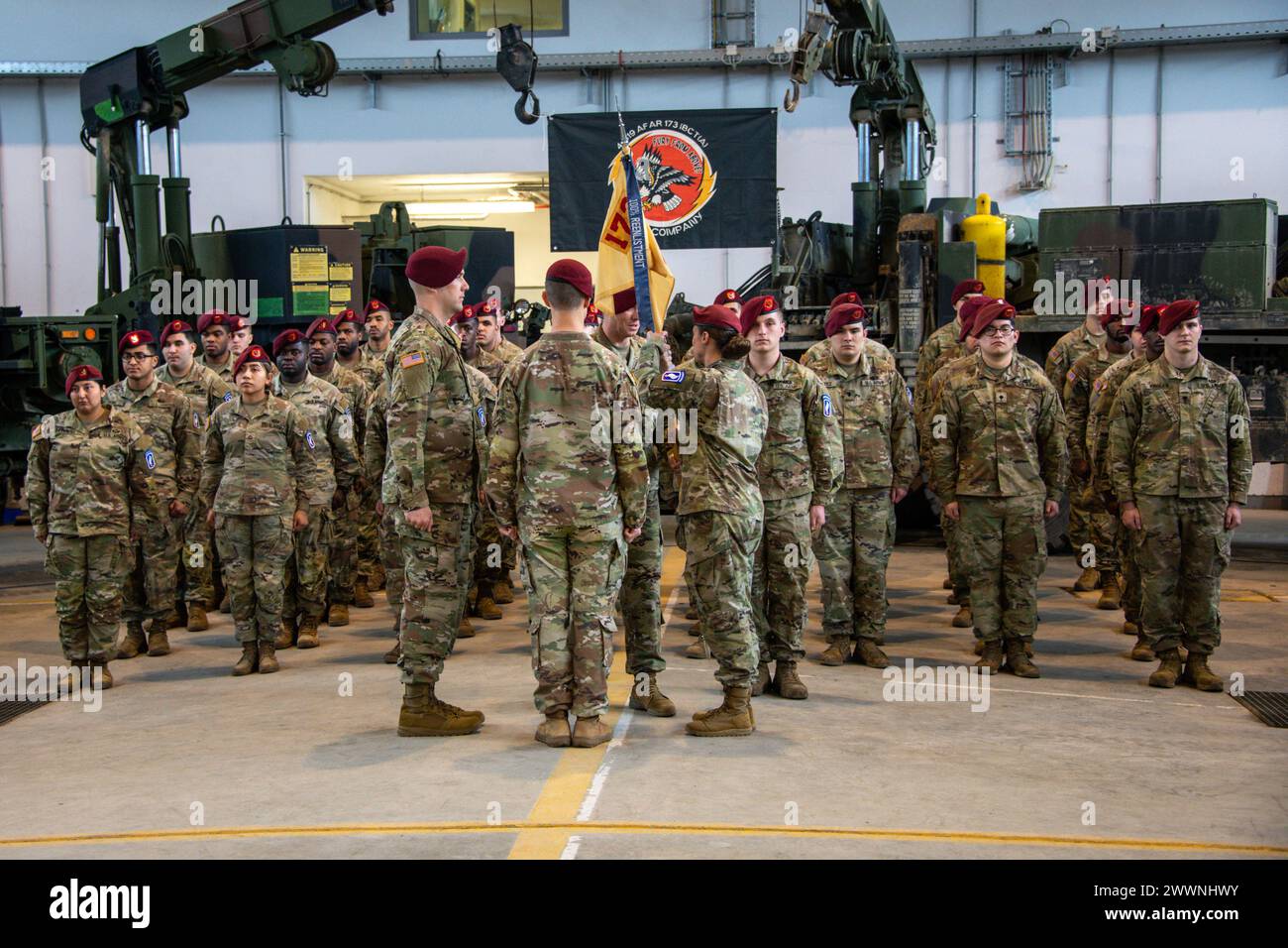 Les parachutistes de l'armée américaine affectés au 4e bataillon, au 319e régiment d'artillerie aéroportée, à la 173e brigade aéroportée, passent le guide lors de la cérémonie de changement de commandement de la compagnie Fury à Grafenwoehr, en Allemagne, le 23 février 2024. CPT. Danielle Bauer cède le commandement de la compagnie Fury au CPT. Austin Norris. Armée Banque D'Images