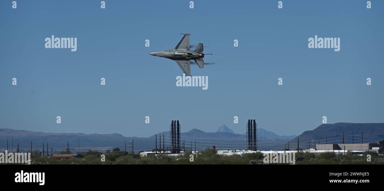 Un F-16 Fighting Falcon vole pendant le cours d'entraînement au vol Heritage à la base aérienne Davis-Monthan, Ariz., le 29 février 2024. L'équipe de démonstration F-16 Viper a participé à plus de 20 spectacles aériens chaque année dans tout le pays, ainsi qu'à l'échelle internationale pour recruter, retenir et inspirer la prochaine génération d'aviateurs de l'US Air Force. Armée de l'air Banque D'Images