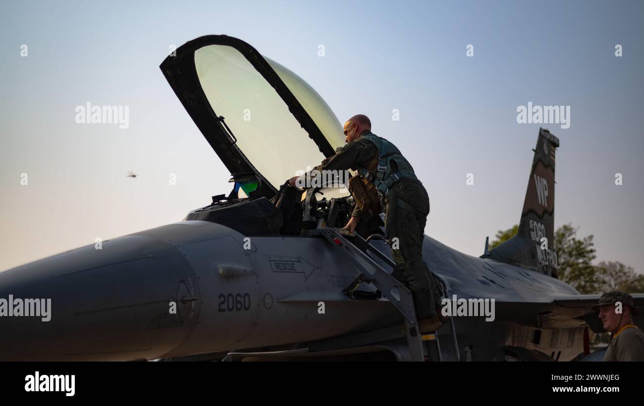 Col. Matthew « Wolf 64 » Gaetke, commandant de la 8e escadre de chasse, entre dans un Faucon combattant F-16 pour participer à l’exercice conjoint Cobra Gold 24 à la base aérienne royale thaïlandaise de Korat, Thaïlande, 29 février 2024. L’avion 89-2060, également connu sous le nom de « Wolf’s jet », est peint en l’honneur de la légende de l’armée de l’air américaine, le Gen. Robin « Wolf 1 » Olds et le F-4 Phantom qu’il a utilisé pour diriger l’opération Bolo depuis la base aérienne d’Ubon. La peinture familière est retournée en Thaïlande pour diriger la participation du 80e Escadron de chasse à Cobra Gold 24, le plus grand exercice conjoint en Asie continentale. Armée de l'air Banque D'Images