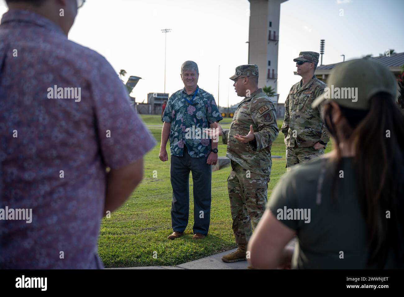 Col. Andrew Garcia, commandant du 15e Groupe de maintenance, informe les membres du chantier naval de Pearl Harbor et de l'installation de maintenance intermédiaire lors d'une visite à la base conjointe Pearl Harbor-Hickam, Hawaï, le 6 février 2024. La visite a présenté les capacités de chaque atelier de l'escadron de maintenance. Armée de l'air Banque D'Images