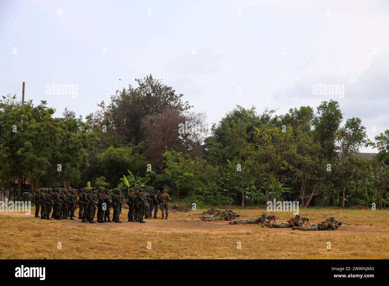 Les Marines américains affectés à la Charlie Company, Bataillon Landing Team 1/5, 15th Marine Expeditionary Unit, fournissent une démonstration de limites et de champs de tir lors de l'exercice Cobra Gold au Camp Jessada, province de Chonburi, Thaïlande, le 29 février 2024. Cobra Gold, qui en est à sa 43e année, est un événement de formation co-parrainé thaïlandais-américain qui s’appuie sur l’amitié de longue date entre les deux Nations alliées et rassemble une force multinationale robuste pour promouvoir la paix et la sécurité régionales à l’appui d’un Indo-Pacifique libre et ouvert. Corps des Marines Banque D'Images