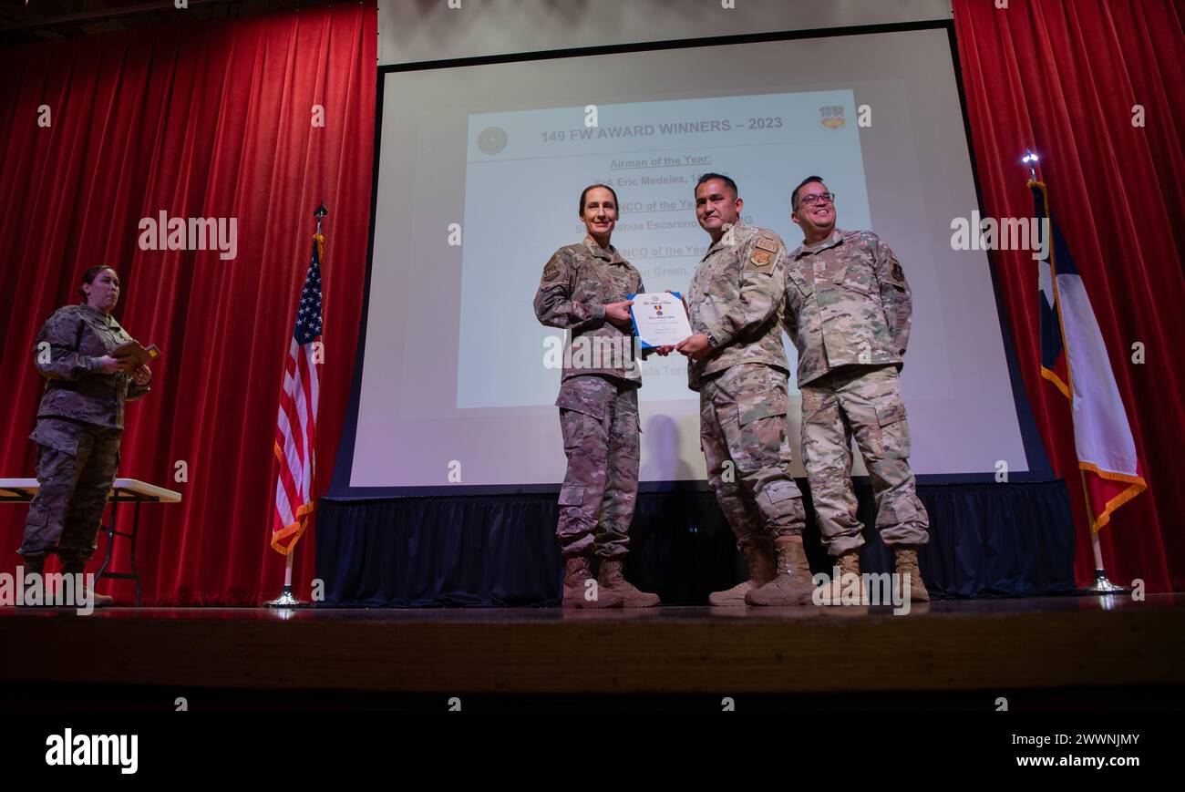 Le colonel Carol Kohtz, commandant de la 149e escadre de chasse, remet le prix du premier sergent de l’année au sergent-chef Kevin Yamaguchi lors d’une visite du commandant à la base interarmées San Antonio-Lackland, Texas, le 4 février 2024. Kohtz a présenté les prix Outstanding Airmen of the Year, puis a informé l'escadre des défis et opportunités à venir pour l'année. Garde nationale aérienne Banque D'Images