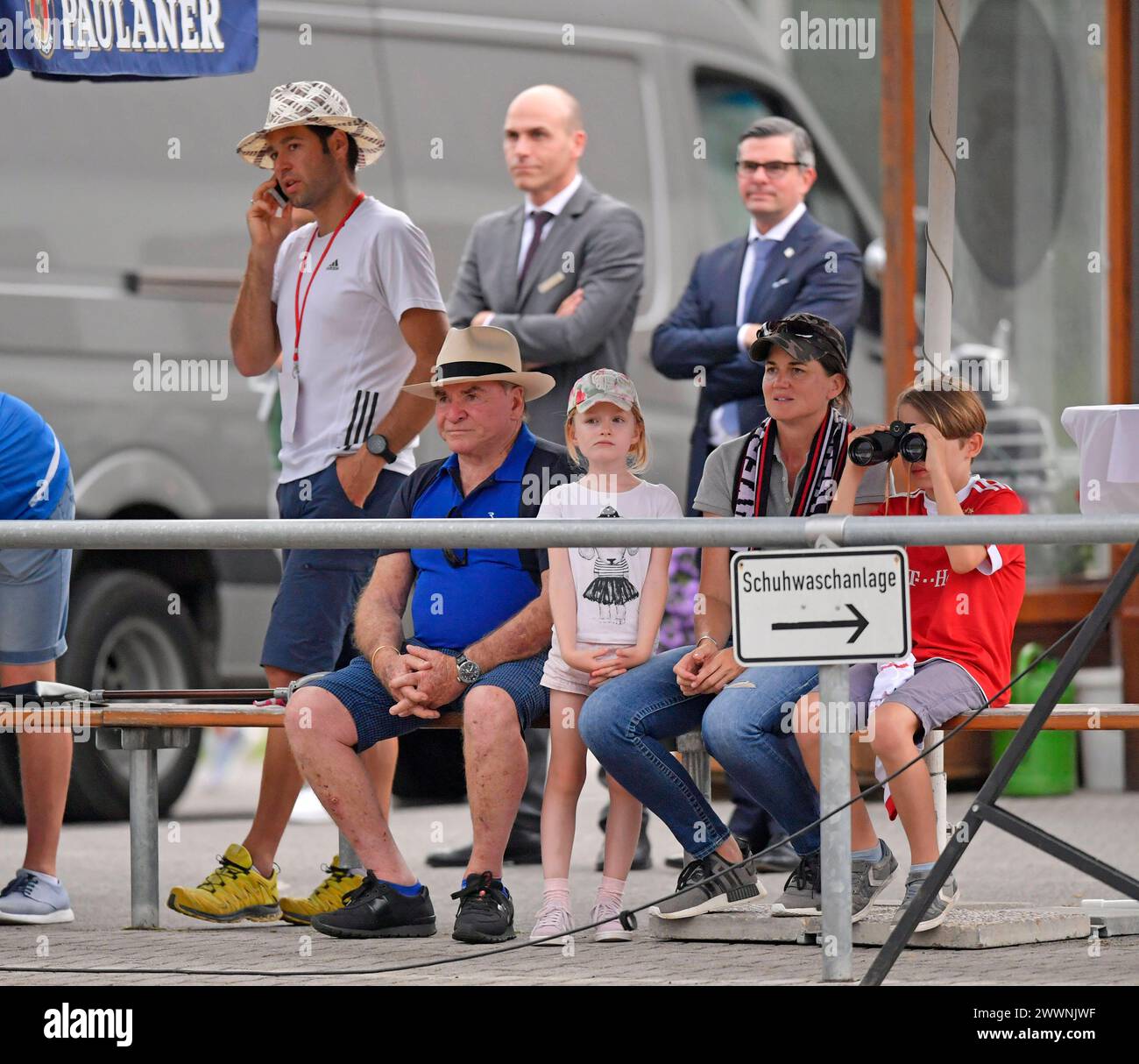 08.08.2018, Aktuell : Fritz Wepper ist heute gestorben, Archivbild : Fussball 1. Bundesliga 2018/2019, Testspiel, FC Bayern München - FC Rottach-Egern, auf dem Sportplatz in Rottach-Egern. Schauspieler Fritz Wepper Li als Zuschauer am Sportplatz. Daneben Seine Familie, Tochter Filippa 2.v.Li und Susanne Kellermann 2.v.re. 08.08.2018, Fritz Wepper gestorben 08.08.2018, Fritz Wepper gestorben *** 08 2018, Actualités Fritz Wepper est décédé aujourd'hui, archive Picture football 1 Bundesliga 2018 2019, test match, FC Bayern Munich FC Rottach Egern, sur le terrain de sport à Rottach Egern acteur Fritz Wepper est parti en tant que Banque D'Images