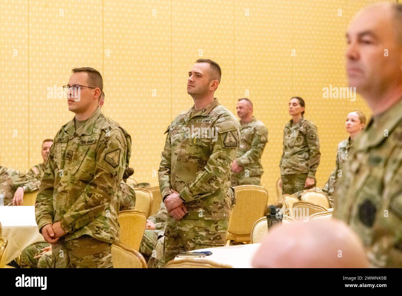 Le bataillon de recrutement et de rétention de la Garde nationale de l'armée du Wyoming reçoit le prix de l'unité supérieure de l'armée pour avoir battu des records jamais vus depuis plus de 17 ans lors d'une cérémonie de remise des prix au Little American Hotel à Cheyenne, Wyoming, le 29 février 2024. Garde nationale aérienne Banque D'Images