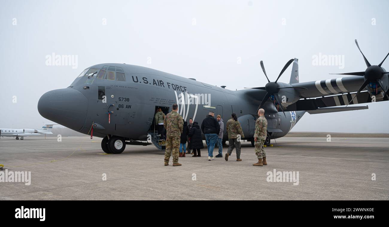 Les conjoints et les militaires montent à bord d'un avion C-130J Super Hercules lors d'une tournée d'immersion à la base aérienne de Ramstein, en Allemagne, le 28 février 2024. Les membres du 86e groupe d’opérations ont donné l’occasion aux conjoints de voir ce qu’ils faisaient de première main et comment ils contribuaient à la mission de la 86e escadre de transport aérien sur les théâtres européens et africains. Armée de l'air Banque D'Images