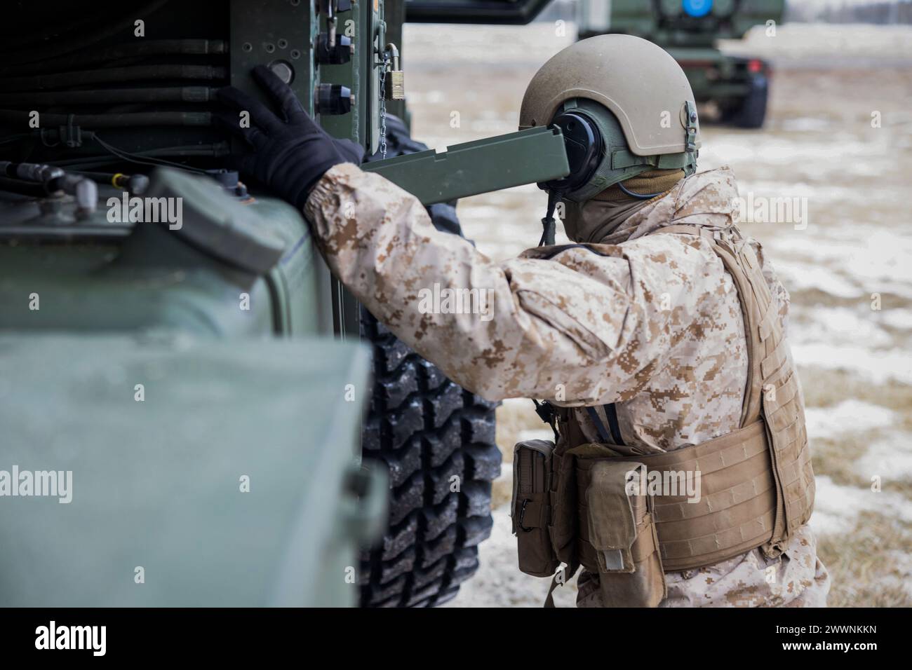 Un Marine américain avec Fox Battery, 2e bataillon, 14e régiment de Marines, 4e division des Marines, réserve des Forces marines effectue la maintenance d'un système de fusée d'artillerie à haute mobilité (HIMARS) lors d'un exercice conjoint à l'appui de l'exercice Arctic Edge 2024 à Fort Greely, Alaska, le 18 février 2024. Dans le cadre des capacités de la Marine Air-Ground Task Force (MAGTF), le système d'armes HIMARS contribue de manière significative à la projection de puissance et à l'appui-feu de précision de la MAGTF pour les Marines dans divers scénarios, y compris ceux dans un environnement arctique, améliorant ainsi l'efficacité et la polyvalence globales. Arc Banque D'Images