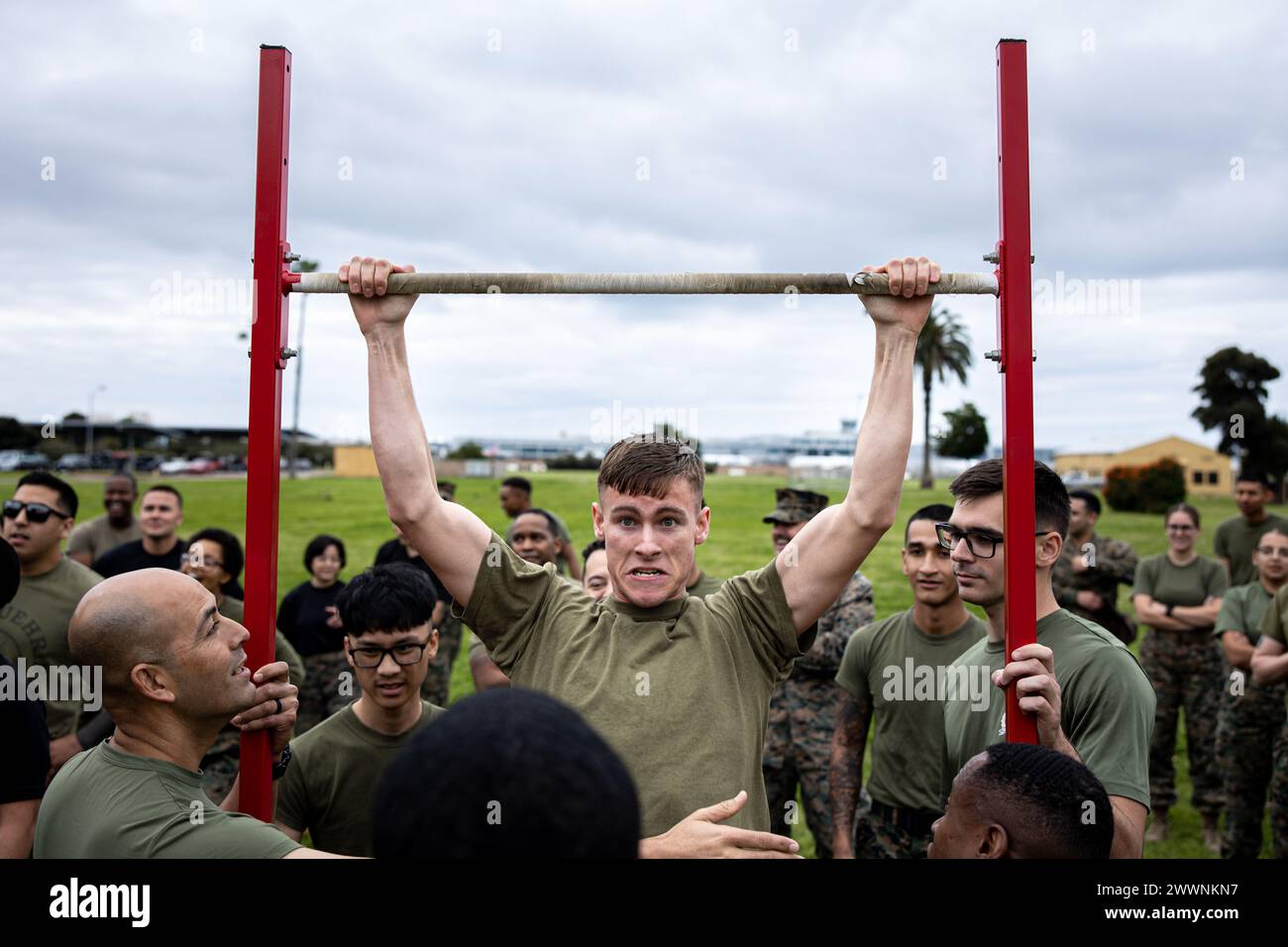 Le Cpl Isaac Rogers, technicien en finances du quartier général et du bataillon des services, participe à l'événement de retrait pendant les matchs de l'atlas au dépôt de recrutement du corps des Marines San Diego, en Californie, le 29 février 2024. Les Jeux de l'Atlas sont une rencontre annuelle de bataillon sur le terrain qui intègre des compétences en leadership et un travail d'équipe pour améliorer la préparation individuelle, la cohésion de l'unité, stimuler le moral et favoriser l'esprit de corps parmi les Marines. Corps des Marines Banque D'Images
