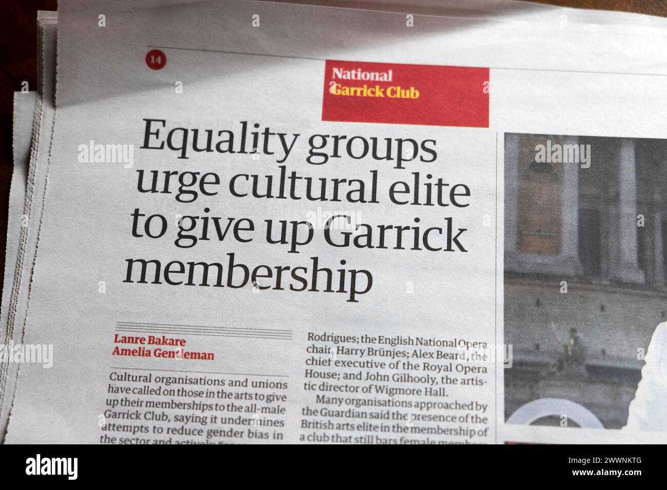 "Les groupes pour l'égalité exhortent l'élite culturelle à renoncer à l'adhésion à Garrick (Club)" titre du journal Guardian 23 mars 2024 Londres Angleterre Royaume-Uni Banque D'Images