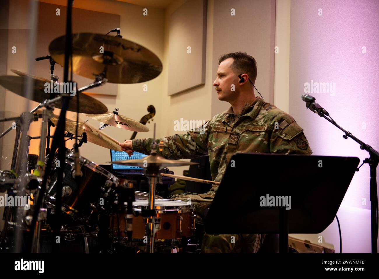 Le sergent Nathan McDonald, directeur musical du Band of the Golden West, joue de la batterie lors d'une répétition à la base aérienne Travis, en Californie, le 29 février 2024. Le Band of the Golden West est composé de 53 Airman et comprend 11 de différents groupes de musiciens. Armée de l'air Banque D'Images