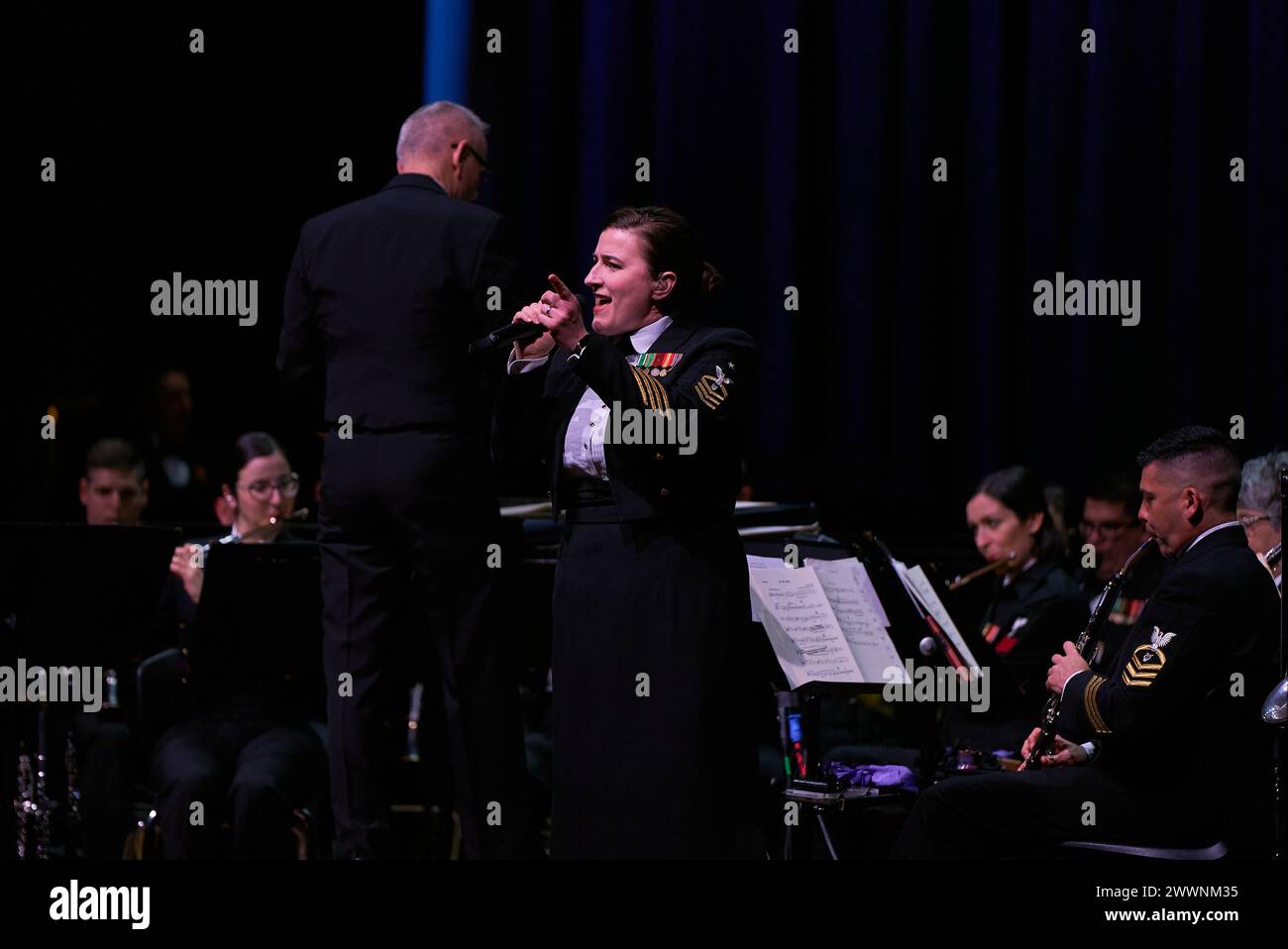 240210-N-PN185-1009 – Pearl, Mississippi (10 février 2024) - le musicien en chef Casey Campbell, originaire de Borger, Texas, se produit au concert de la tournée nationale du United States Navy Band 2024 à Peal High School. La Navy Band parcourra 2500 milles terrestres sur 18 jours dans 7 états, donnant 12 concerts publics ainsi que 5 concerts pour les élèves des écoles. Marine Banque D'Images