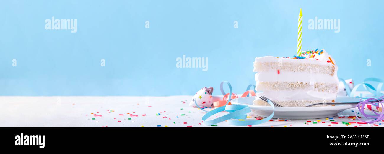 Tranche de gâteau d'anniversaire sur la table décorée de fête d'anniversaire. Tranche de gâteau d'anniversaire avec crème fouettée blanche, sucre saupoudrés de funfetti et bougie, copie spa Banque D'Images