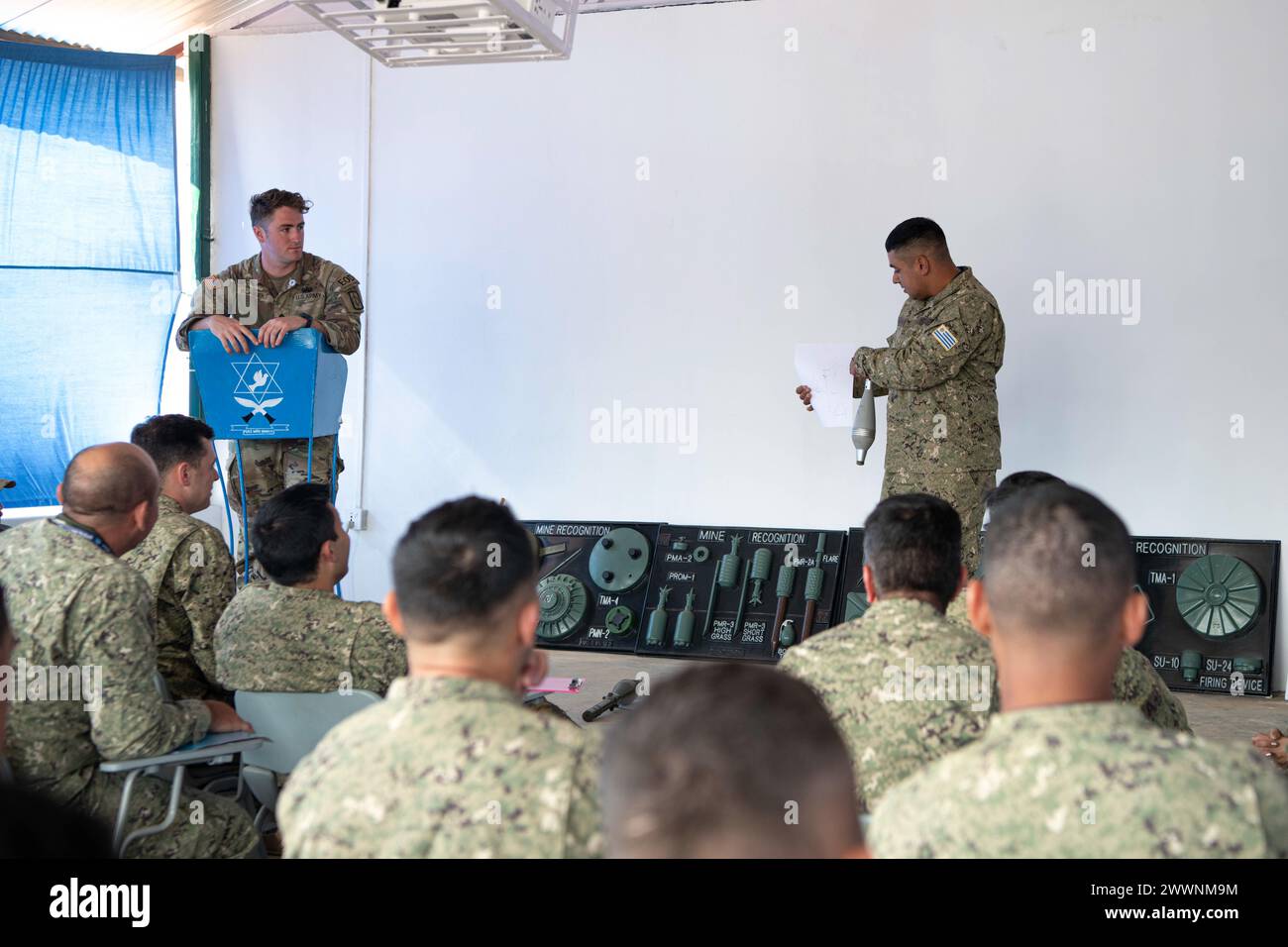 Un soldat de l’Armée nationale uruguayenne participant à l’exercice Shanti Prayas IV, donne un rapport d’action pour la piste d’entraînement contre les EEI au Centre de formation aux opérations de paix de Birendra le 29 février 2024. Cette formation permet aux soldats de la paix effectuant des patrouilles d'apprendre les mesures de sécurité appropriées pour identifier et signaler les dei. Shanti Prayas IV est un exercice multinational de maintien de la paix parrainé par l’armée népalaise et le commandement indo-pacifique des États-Unis et est le dernier d’une série d’exercices conçus pour soutenir les opérations de maintien de la paix. Corps des Marines Banque D'Images