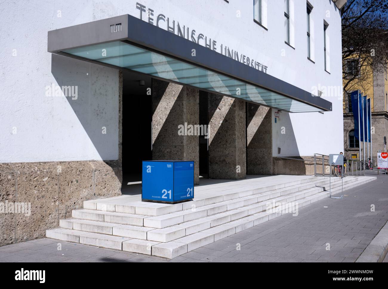 Munich, Allemagne. 25 mars 2024. Le bâtiment principal avec l'entrée principale de l'Université technique de Munich (TUM). Crédit : Sven Hoppe/dpa/Alamy Live News Banque D'Images