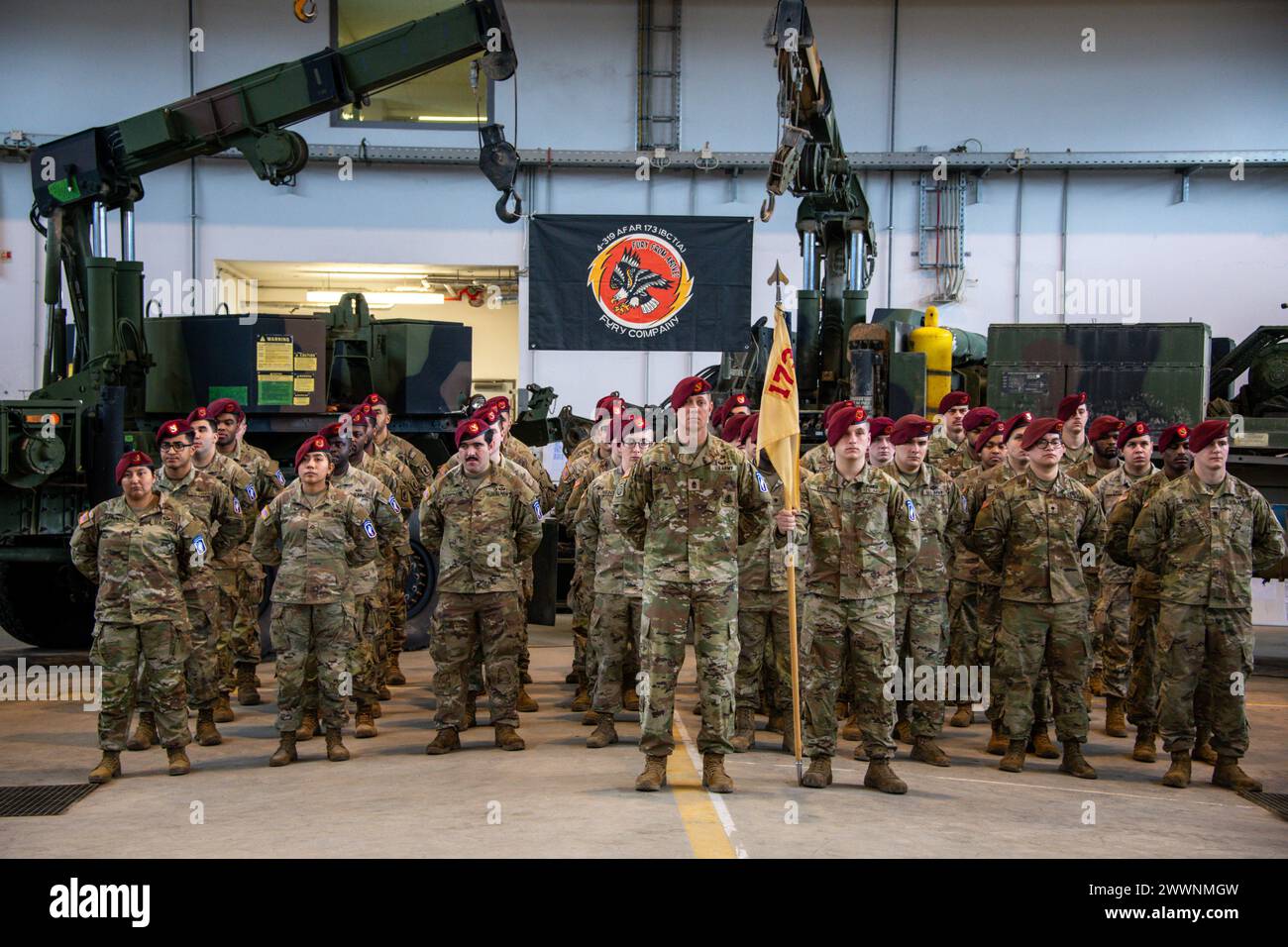 Les parachutistes de l'armée américaine affectés à la compagnie Fury, 4e bataillon, 319e régiment d'artillerie aéroportée, 173e brigade aéroportée, se tiennent en formation lors d'une cérémonie de changement de commandement à Grafenwoehr, Allemagne, le 23 février 2024. CPT. Danielle Bauer cède le commandement de la compagnie Fury au CPT. Austin Norris. Armée Banque D'Images