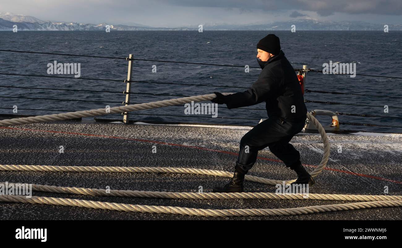 DÉTROIT DE TSUGARU (4 février 2024) le quartier-maître de 3e classe Makayla Pollock surveille le centre d'information de combat (CIC) à bord du destroyer à missiles guidés de classe Arleigh Burke USS Rafael Peralta (DDG 115) pendant qu'il transite par le détroit de Tsugaru. Rafael Peralta est déployé en avant et affecté au commandant de la Task Force 71/Destroyer Squadron (DESRON) 15, le plus grand DESRON de la Marine et la principale force de surface de la 7e flotte américaine. Marine Banque D'Images