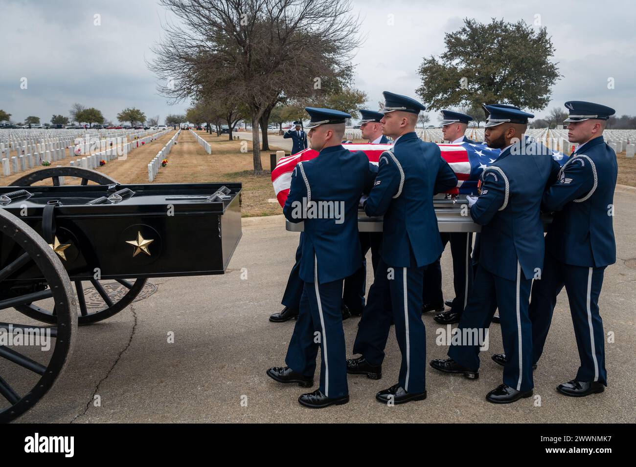 L'équipe de porteur de chapeaux de la Garde d'honneur de l'US Air Force transporte le cercueil du cinquième Sgt maître en chef de l'Air Force Robert D. Gaylor lors de son inhumation, le 10 février 2024, au cimetière national de Fort Sam Houston, au Texas. Gaylor a défendu l'éducation militaire professionnelle de l'Armée de l'Air à la fin des années 60 et 70 avant d'être promu au grade de Sgt-maître en chef de l'Armée de l'Air en 1977. Il a continué d'éduquer et d'inspirer les militaires pendant plus de 40 ans après sa retraite du service militaire. Armée de l'air Banque D'Images
