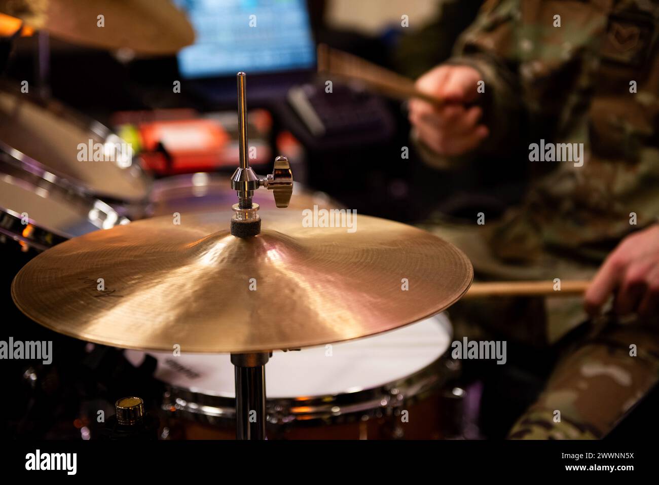 Le sergent Nathan McDonald, directeur musical de la Band of the Golden West, joue de la batterie lors d'une répétition à la Travis Air Force base, en Californie, le 29 février 2024. La Band of the Golden West est composée de 53 Airman et comprend 11 groupes de musiciens différents. Armée de l'air Banque D'Images