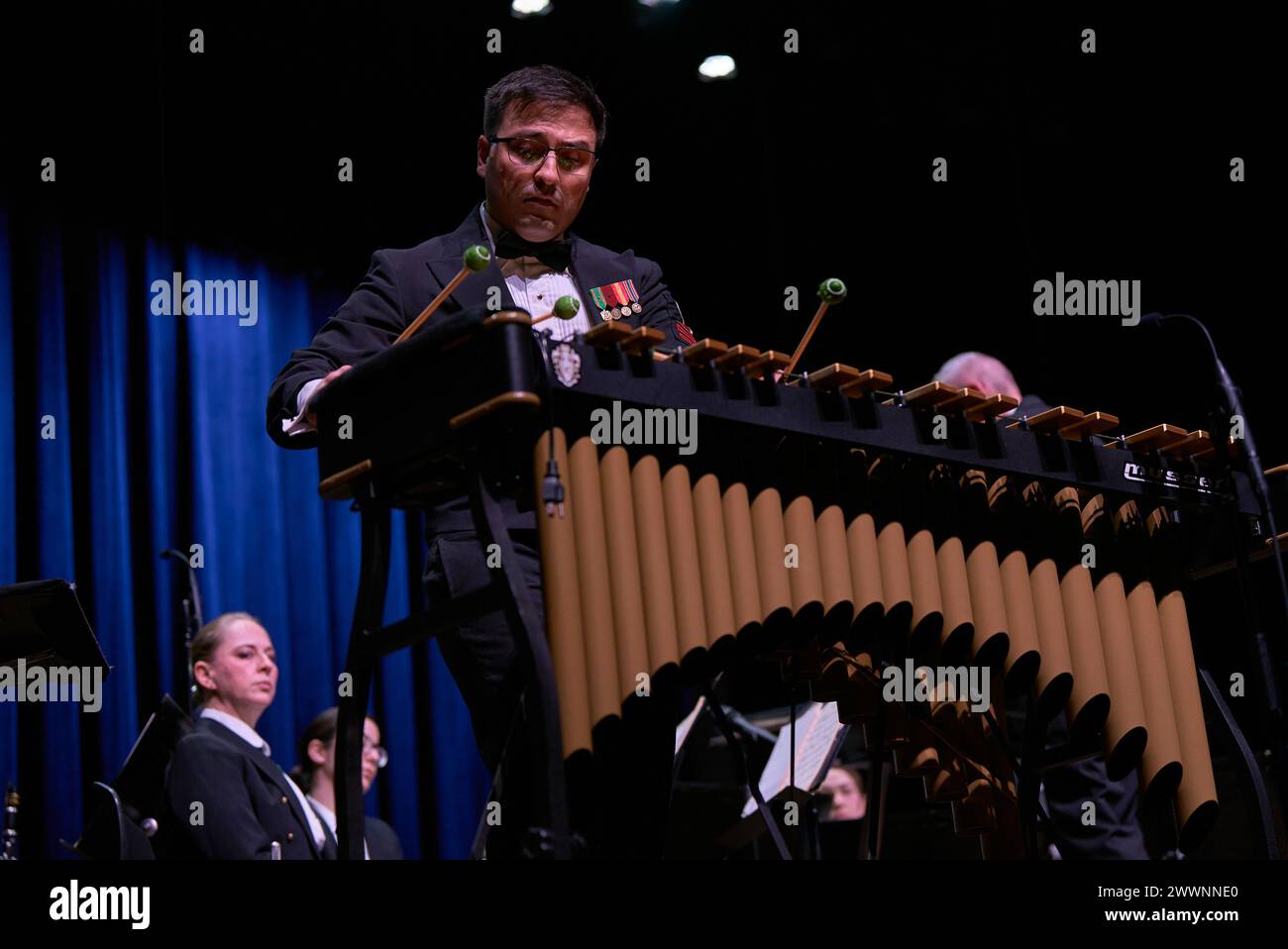 240210-N-PN185-1012 – Pearl, Mississippi (10 février 2024) - le musicien de 1re classe Joseph Gonzalez, originaire de San Antonio, au Texas, interprète un solo de vibraphone au concert de la tournée nationale United States Navy Band 2024 à Peal High School. La Navy Band parcourra 2500 milles terrestres sur 18 jours dans 7 états, donnant 12 concerts publics ainsi que 5 concerts pour les élèves des écoles. Marine Banque D'Images