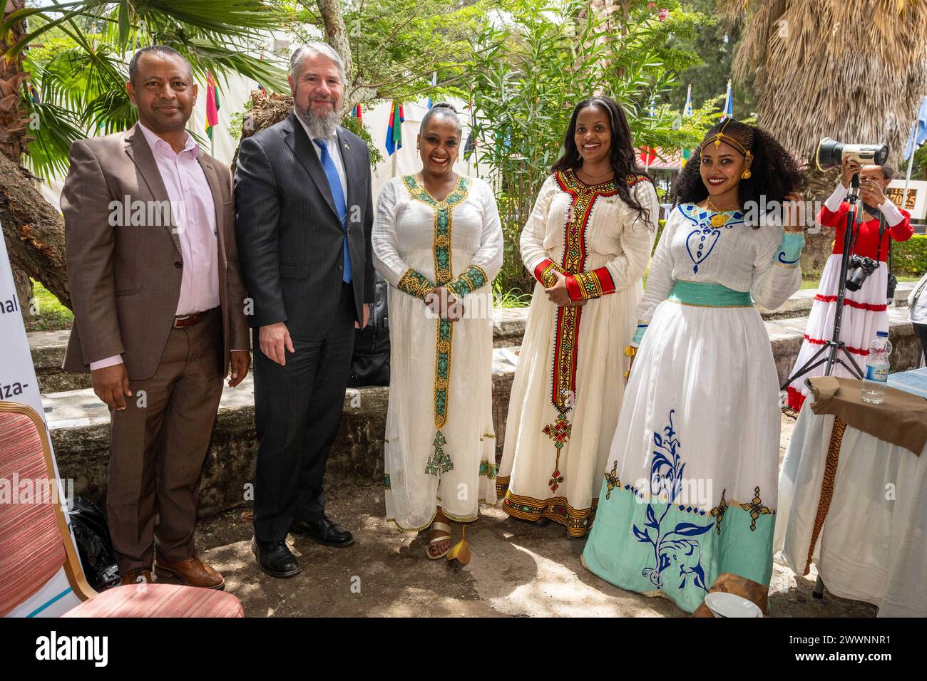 Des membres de la Defense Threat Reduction Agency (DTRA) ont participé à une cérémonie inaugurale pour le nouveau laboratoire et centre de formation du Centre panafricain de vaccination vétérinaire (PANVAC) de l'Union africaine (UA) à Bishoftu, en Éthiopie, le 21 février. Banque D'Images