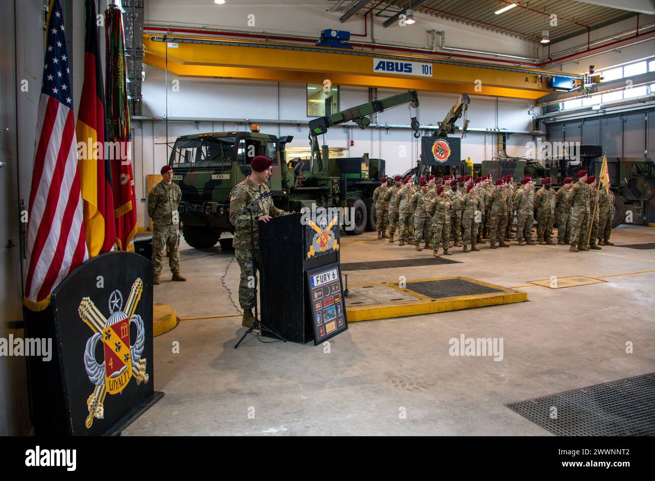 Armée américaine CPT. Austin Norris, commandant entrant de la compagnie Fury, 4e bataillon, 319e régiment aéroporté d'artillerie de campagne, 173e brigade aéroportée, parle à la formation et aux invités lors d'une cérémonie de changement de commandement à Grafenwoehr, Allemagne, le 23 février 2024. CPT. Danielle Bauer cède le commandement de la compagnie Fury au CPT. Norris. Armée Banque D'Images
