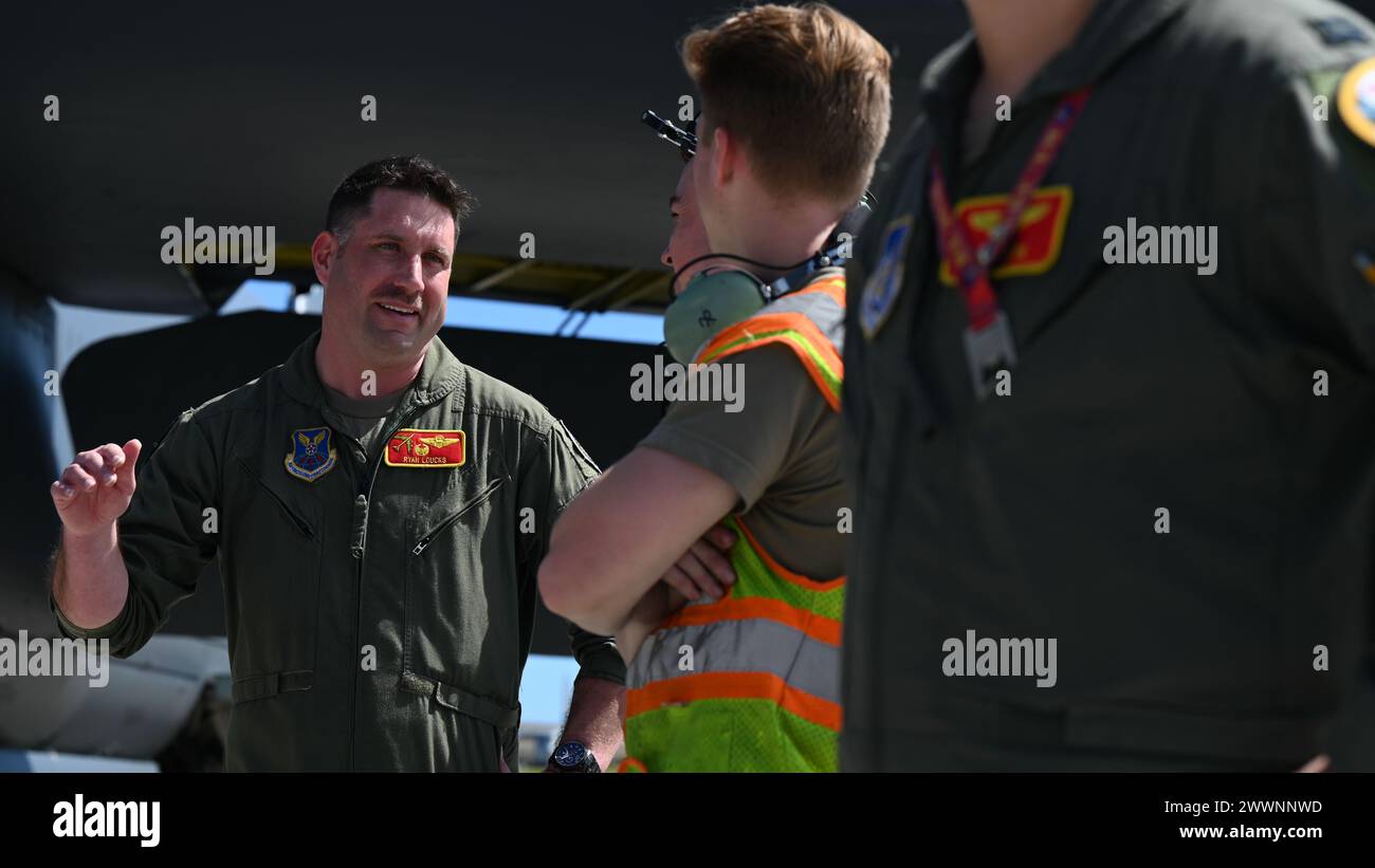 Ryan 'Vapor' Loucks, commandant du 23rd Expeditionary Bomb Squadron et des aviateurs du 5th maintenance Squadron se préparent pour une mission de routine de Bomber Task Force à Andersen Air Force base, Guam, le 14 février 2024. Les missions de bombardiers permettent aux équipages de maintenir un état de préparation et de compétence élevé et de valider notre capacité de frappe mondiale toujours prête. Vidéo de l'armée de l'air par le Sgt. Maître Amy Picard) Banque D'Images