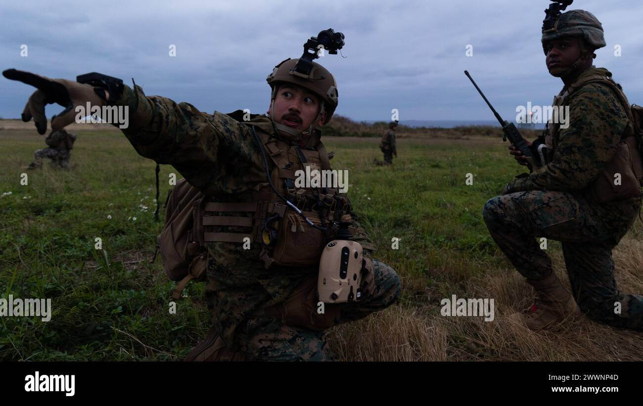 U.S. Marines lance Cpl. Christian Montemayor, un marine d'appui-feu, à gauche, et le 2nd Lt. Andrew Lewis un officier de contrôle du soutien aérien, à droite, tous deux avec la 5th Air Naval Gunfire liaison Company, III Marine Expeditionary Force information Group, effectuent une patrouille lors d'un exercice de communication sur le terrain, Rapid Tanto à IE Shima, Okinawa, Japon, 6 février 2024. La patrouille a permis aux Marines de mener des exercices de communication, y compris l'évacuation des blessés sur 9 lignes avec des radios de terrain. À l'aide de radars prêts à l'emploi et d'équipements à faible signature, le 5e ANGLICO et le 3e bataillon du renseignement ont démontré leur compétence en plann Banque D'Images
