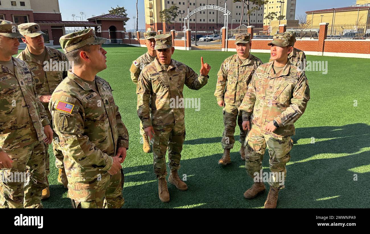 Le Sgt Major de l'Armée Michael Weimer rend visite à des soldats à l'académie Wightman NCO sur le camp Humphreys, Corée du Sud, le 9 février 2024. Armée Banque D'Images