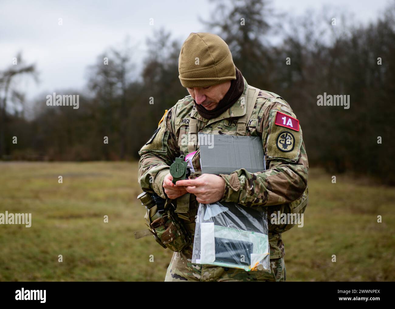 Un soldat de l'armée américaine affecté au Medical Readiness Command, en Europe, regarde sa boussole alors qu'il commence l'événement de navigation terrestre lors de la compétition MRC Best leader, dans la zone d'entraînement Baumholder, du 5 au 9 février 2024. Le concours est conçu pour sélectionner les meilleurs leaders qui représenteront la MRC, EUR à la 2024 United States Army Medical Command BLC en juin 2024. Armée Banque D'Images