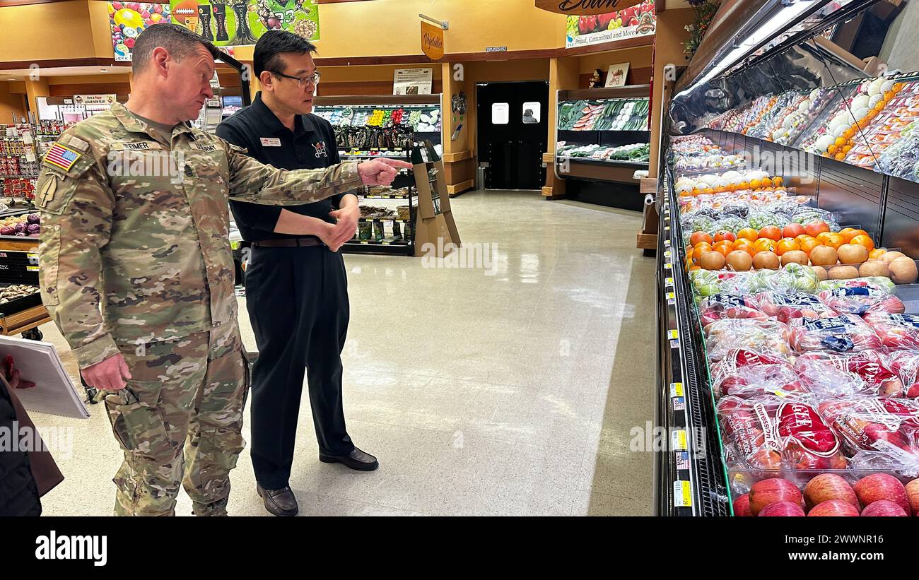 Le Sgt Major de l'armée Michael Weimer visite le personnel du commissaire du Camp Walker à Daegu, en Corée du Sud, le 10 février 2024. Armée Banque D'Images