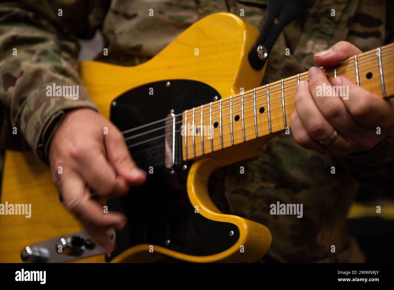 Technicien de l'US Air Force Le Sgt Ryan Manzi, sous-officier en charge du Band of the Golden West, joue de la guitare lors d'une répétition à la base aérienne de Travis, en Californie, le 29 février 2024. La mission de la Band of the Golden West est de soutenir neuf escadres de la Force aérienne en service actif, six escadres du Commandement de la réserve de la Force aérienne, cinq escadrons de recrutement et les collectivités situées dans sa zone géographique de responsabilité de 527 000 milles carrés. Armée de l'air Banque D'Images