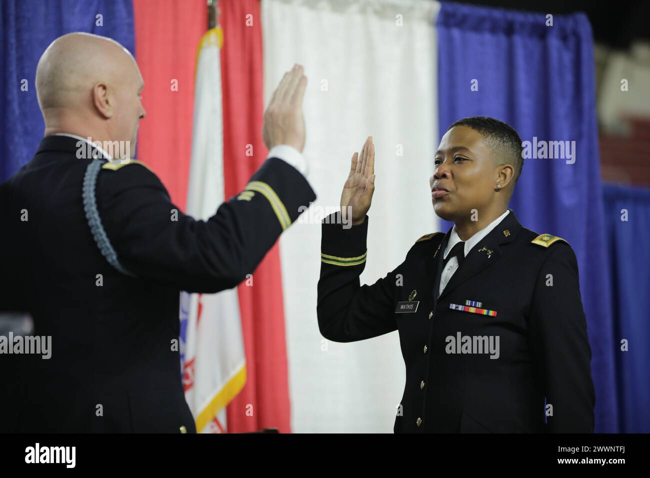 La Garde nationale du district de Columbia tient une cérémonie de promotion pour le Major Michelle A. Watkis, dans l'arsenal de D.C. le 3 février 2024. Au cours de la cérémonie, Watkis a reçu le « serment d’office » par Col. R. Brian Deaton, commandant du 74e Commandement des troupes, DCARNG. Armée Banque D'Images