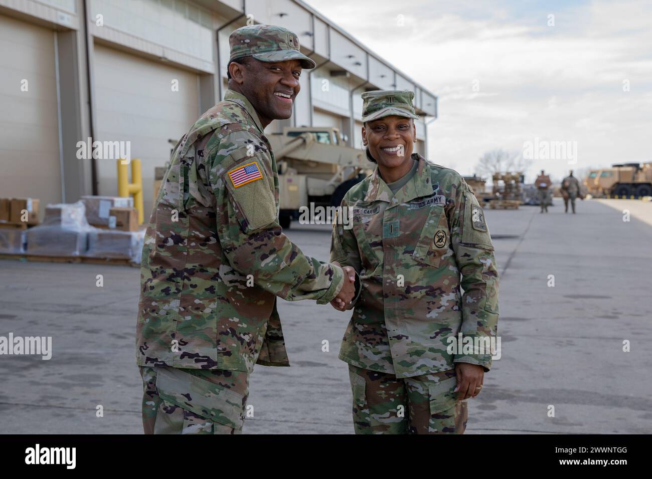 L'Adjudant André Williams, technicien du système d'approvisionnement affecté au 101st Brigade support Battalion, 1st Armored Brigade combat Team, 1st Infantry Division, serre la main de l'Adjudant-chef Yolondria Dixon-carter, Adjudant-conseiller principal du chef d'état-major de l'armée, lors de la 101st BSB activité de soutien d'approvisionnement à Fort Riley, Kansas, 14 février 2024. Dixon-carter a visité l'installation pour discuter avec d'autres adjudants-chefs et soldats, et observer les progrès et les travaux en cours. Armée Banque D'Images