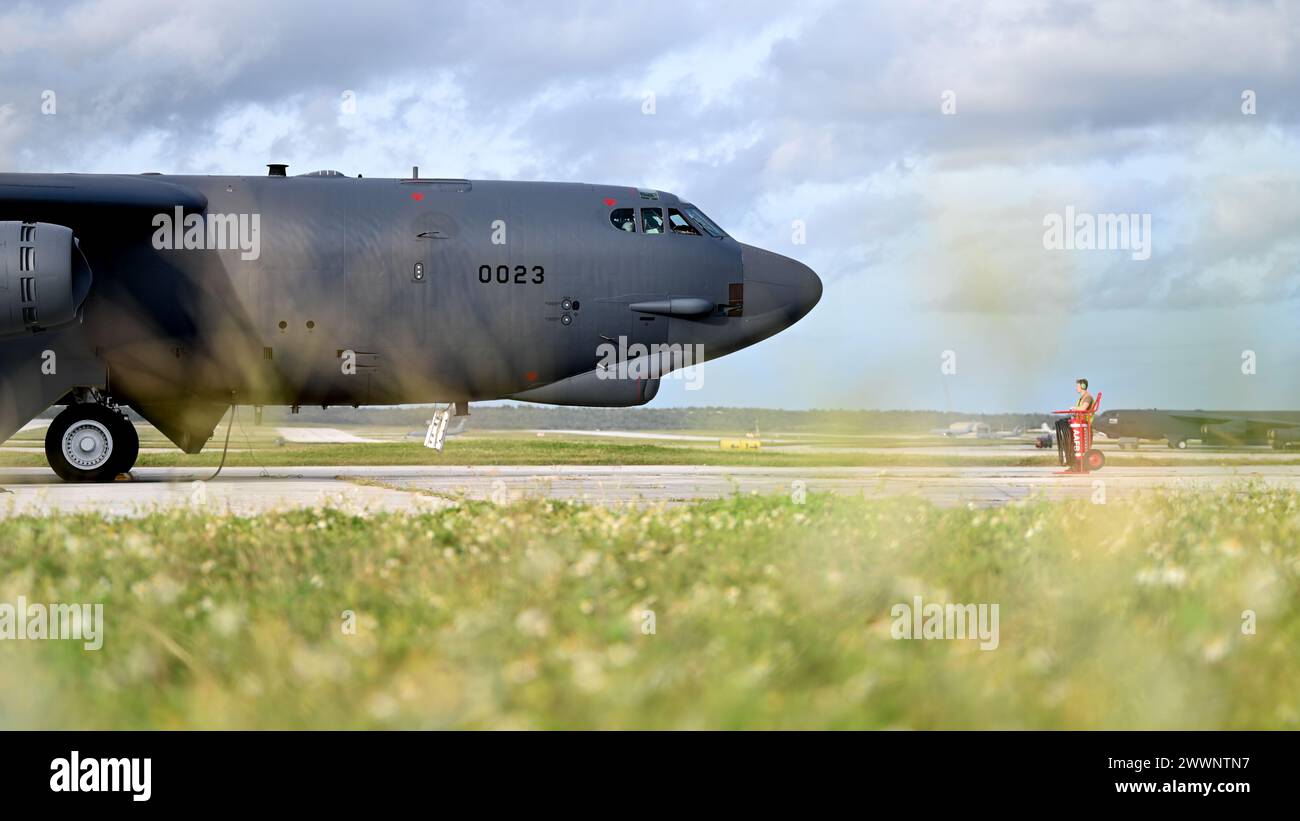 Les aviateurs américains préparent un B-52H Stratofortress de l'US Air Force affecté au 23rd Expeditionary Bomb Squadron pour prendre part à l'exercice multinational Cope North 24 afin de mieux entraîner et affiner l'interopérabilité américaine et alliée à Andersen Air Force base, Guam, le 9 février 2024. Renforcer les alliances et attirer de nouveaux partenaires crée un avantage asymétrique grâce à l'accès, l'interopérabilité, l'augmentation de la capacité des partenaires et une meilleure connaissance du domaine. Armée de l'air Banque D'Images