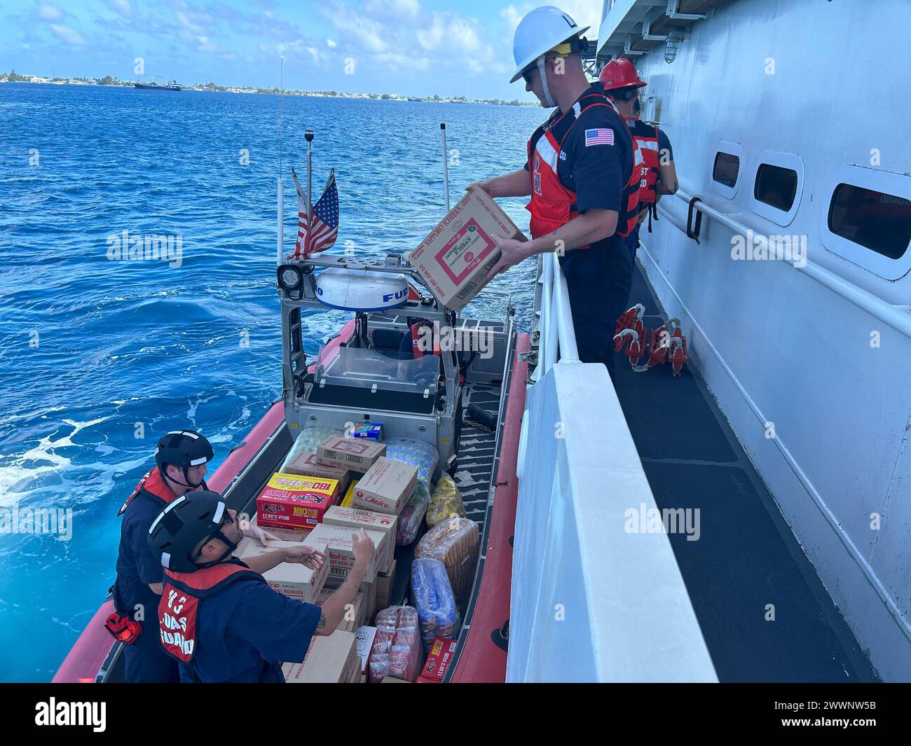 L'équipage de l'USCGC Oliver Henry (WPC 1140) embarque des fournitures dans la lagune de Majuro du gouvernement marshallais le 24 février 2024, pour livraison à l'atoll de Wotje, République des Îles Marshall. En cours à l’appui de l’opération Blue Pacific, l’équipage de Cutter a fait la démonstration de l’efficacité de l’accord bilatéral maritime conclu entre les États-Unis et la RMI, en effectuant une patrouille partagée avec les navires en mettant l’accent sur les efforts de collaboration en matière de sécurité, de sûreté et d’intendance maritimes en matière de protection des ressources. Garde-côtes photo) Banque D'Images