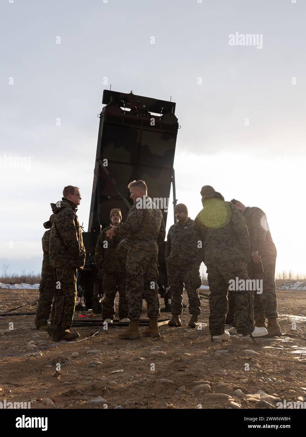 U.S. Marine corps Brig. Gen. Matthew T. Good, commandant adjoint, Fleet Marine Force, Atlantique, Marine Forces Command, marine Forces Northern Command, visite les Marines du Marine Air Control Squadron (MACS) 24, Marine Air Control Group 48, 4th Marine Aircraft Wing, Marine Forces Reserve pendant l’exercice Arctic Edge 2024 (AE24) à Fort Greely, Alaska, le 21 février 2024. M. Good a souligné les avantages du déploiement de l'AN/TPS-80 (radar orienté tâche sol/air) dans un environnement arctique avec des forces interarmées. AE24 est un exercice de défense intérieure dirigé par le Northern Command américain démontrant le cap de l’armée américaine Banque D'Images