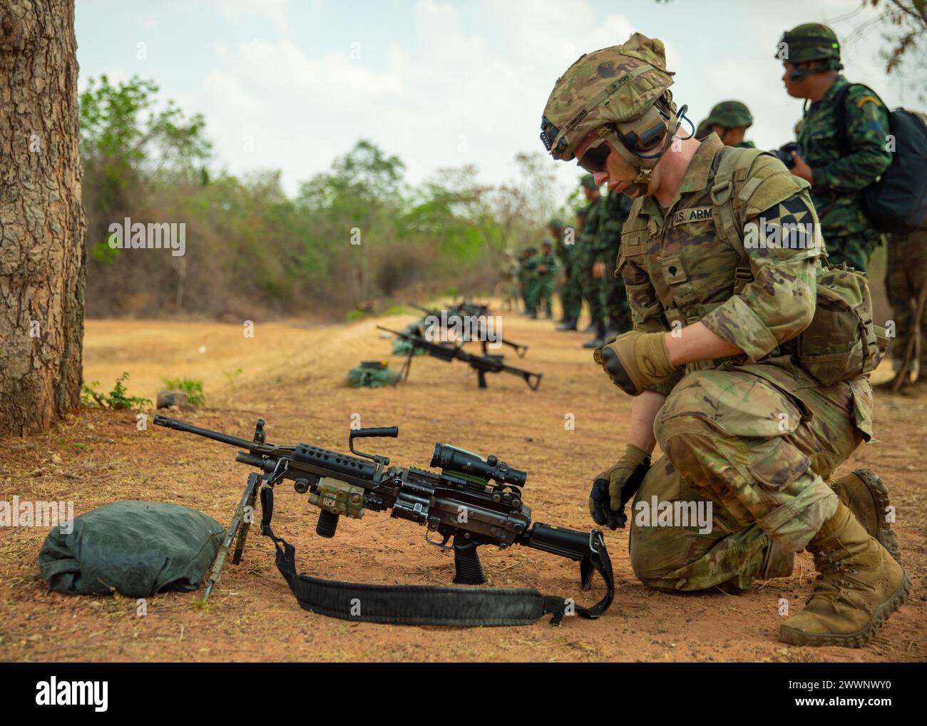 Les soldats américains affectés à la « Compagnie choisie », 1er bataillon, 17e régiment d’infanterie et les soldats de l’armée royale thaïlandaise préparent leurs armes lors de l’exercice conjoint Cobra Gold 2024, à sa Kaeo, Thaïlande, le 29 février 2024. Cobra Gold, hébergé en Thaïlande, est le plus grand exercice militaire multinational de ce type, et renforce un héritage d’engagement bilatéral en faveur de la sécurité et de la stabilité de la région Indo-Pacifique, et de l’interopérabilité entre les forces armées des États-Unis et du Royaume de Thaïlande. Armée Banque D'Images