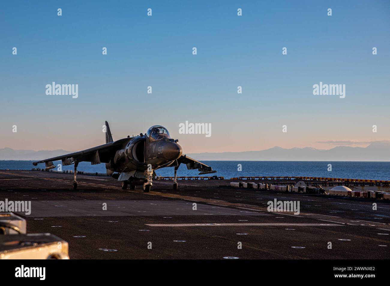 Un AV-8B Harrier affecté à l’élément de combat aérien de la 26e unité expéditionnaire des Marines (capacité d’opérations spéciales) (MEU(SOC)) effectue des opérations aériennes à bord du navire d’assaut amphibie de classe Wasp USS Bataan (LHD-5), en mer Méditerranée, le 2 février 2024. La 26e MEU(SOC) effectue régulièrement des opérations aériennes pour maintenir la sécurité maritime et soutenir la liberté de navigation dans les eaux internationales. Le Bataan Amphibious Ready Group, avec le 26th MEU (SOC) embarqué, est en déploiement prévu dans la zone d'opérations des forces navales américaines en Europe, employé par la Sixième flotte américaine pour défendre les États-Unis, alliés Banque D'Images