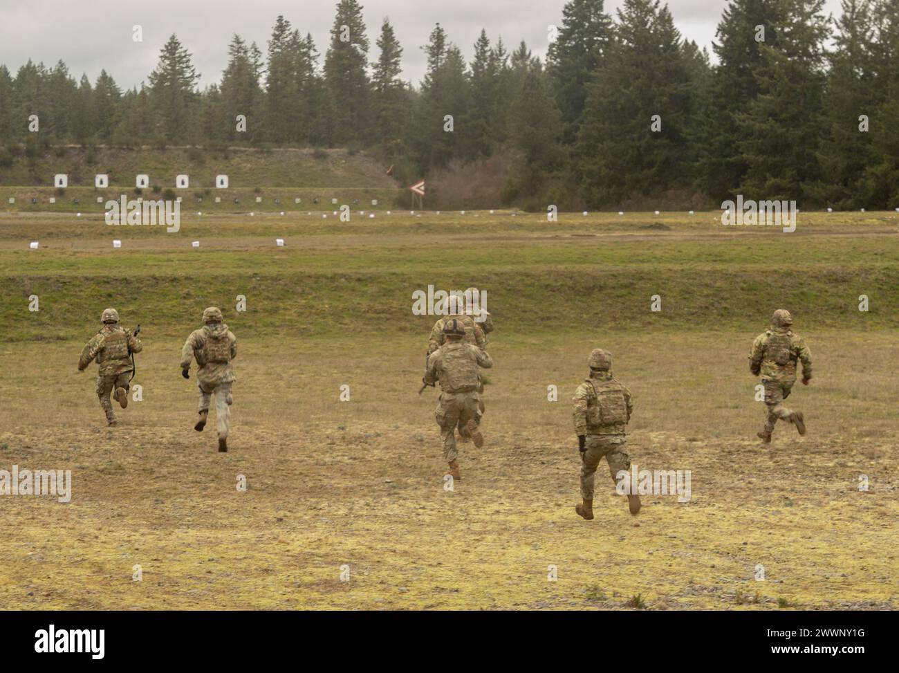 Les soldats de la 22e brigade de signal du corps courent à travers la portée 22 lors de l'événement «équipe d'infanterie» de la compétition de tir du premier corps, sur la base interarmées Lewis-McChord, le 29 février 2024. La compétition de tir du I corps est une compétition annuelle où le I corps et les unités subordonnées se disputent l'opportunité d'être nommé meilleur tireur. Armée Banque D'Images