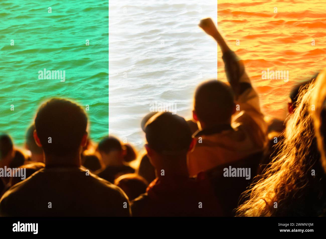 Protestation irlandaise. Protestations Dublin. Les gens se lèvent la main. Drapeau de l'Irlande. Émeute de rue. Démonstration. Flou. Banque D'Images