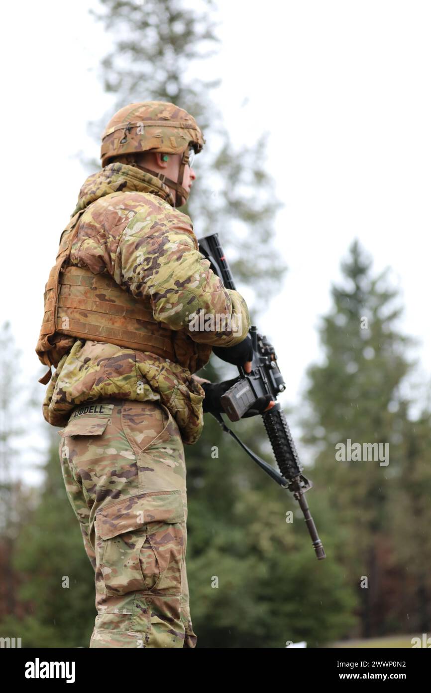 Le SPC Jacob Liddell, attaché à la 25e division d'infanterie, participe à la compétition de tir du premier corps sur la base conjointe Lewis-McChord, Washington, le 29 février 2024. Le I corps est une formation majeure de l'armée américaine du Pacifique et sa mission actuelle comprend la surveillance administrative des unités de l'armée dans la région Asie-Pacifique, y compris Hawaï et Alaska. Armée Banque D'Images