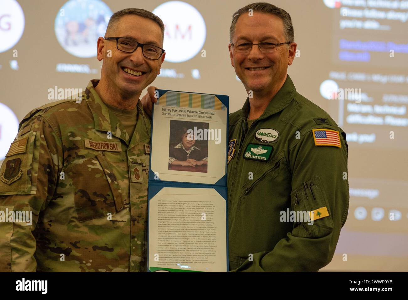 Col. Byron Newell, commandant de la 101e escadre de ravitaillement aérien présente le sergent-chef Stanley Niedorowski, la Médaille du service bénévole exceptionnel de l'armée, le 29 février 2024. Le chef Niederoski a continuellement dépassé les limites de son service, tant sur la base qu'à l'extérieur de la base, donnant l'exemple à ceux qui l'entourent Air Force Banque D'Images