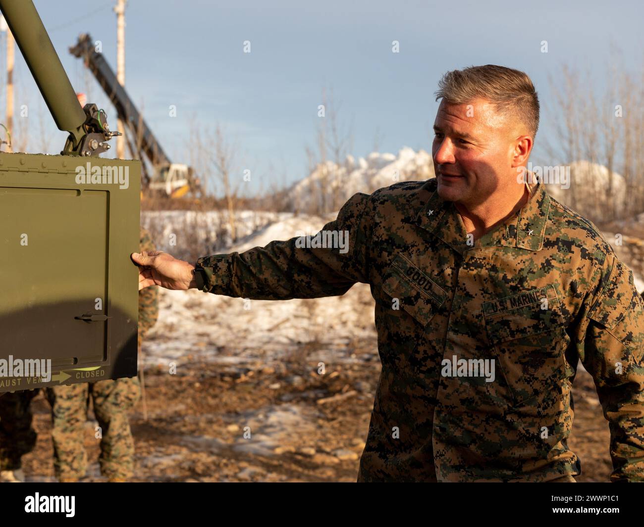 U.S. Marine corps Brig. Gen. Matthew T. Good, commandant adjoint, Fleet Marine Force, Atlantique, Marine Forces Command, marine Forces Northern Command, visite les Marines du Marine Air Control Squadron (MACS) 24, Marine Air Control Group 48, 4th Marine Aircraft Wing, Marine Forces Reserve pendant l’exercice Arctic Edge 2024 (AE24) à Fort Greely, Alaska, le 21 février 2024. M. Good a souligné les avantages du déploiement de l'AN/TPS-80 (radar orienté tâche sol/air) dans un environnement arctique avec des forces interarmées. AE24 est un exercice de défense intérieure dirigé par le Northern Command américain démontrant le cap de l’armée américaine Banque D'Images
