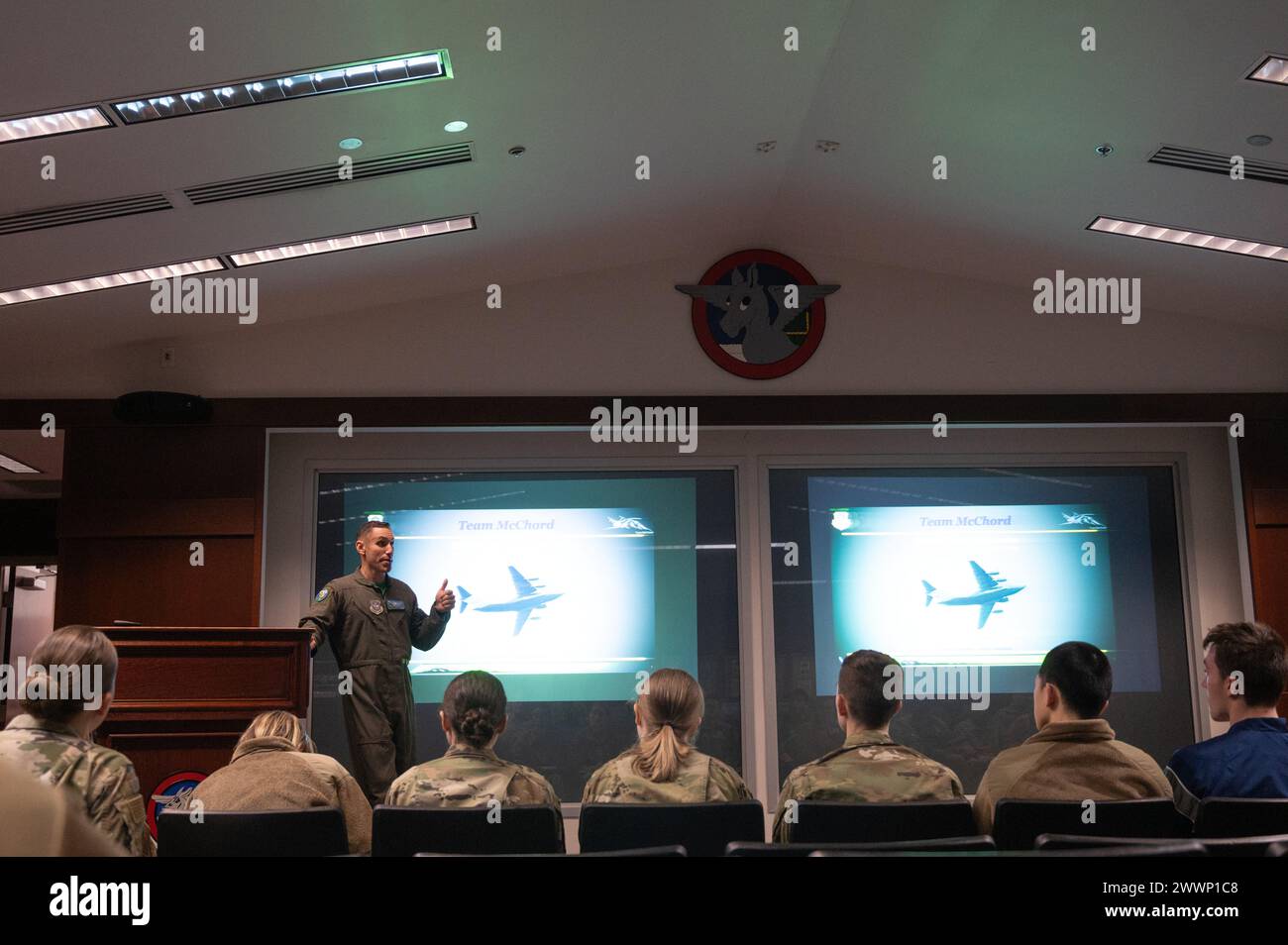 David Morales, commandant adjoint de la 62d Airlift Wing, parle aux cadets du ROTC de l'Université de Washington à la base interarmées Lewis-McChord, Washington, le 23 février 2024. Morales a parlé avec les cadets de la mission de l’équipe McChord et de la façon dont, à leur entrée dans l’armée, ils façonneront l’avenir de la Force aérienne. Les cadets ont visité un C-17 Globemaster III pour expérimenter directement la mission rapide de mobilité mondiale. Armée de l'air Banque D'Images