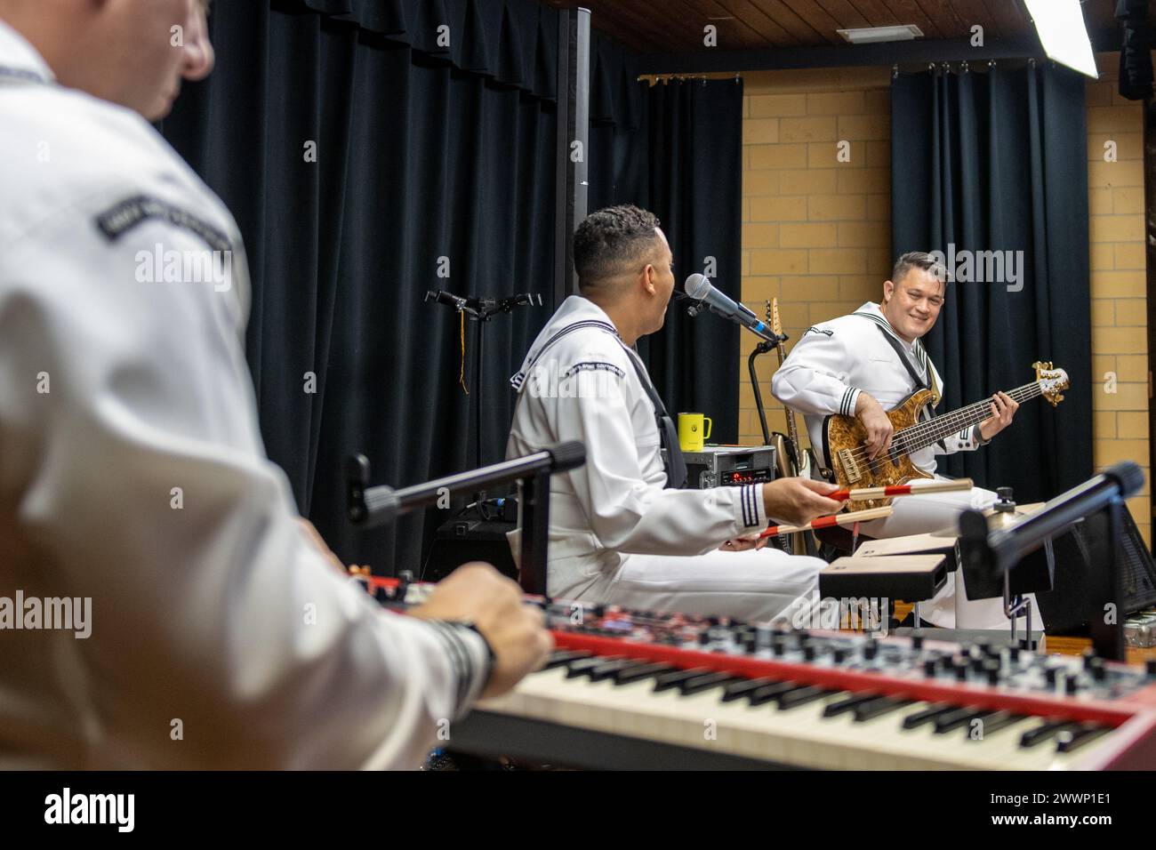 Les musiciens de 1re classe Joshua Haney et Matthew Jones et le musicien de 3e classe Jonathan Quintero-Estepa jouent avec le groupe de rock Pride du Navy Band Southeast à l'école primaire Read-Patillo pendant la semaine navale de Daytona Beach. Banque D'Images