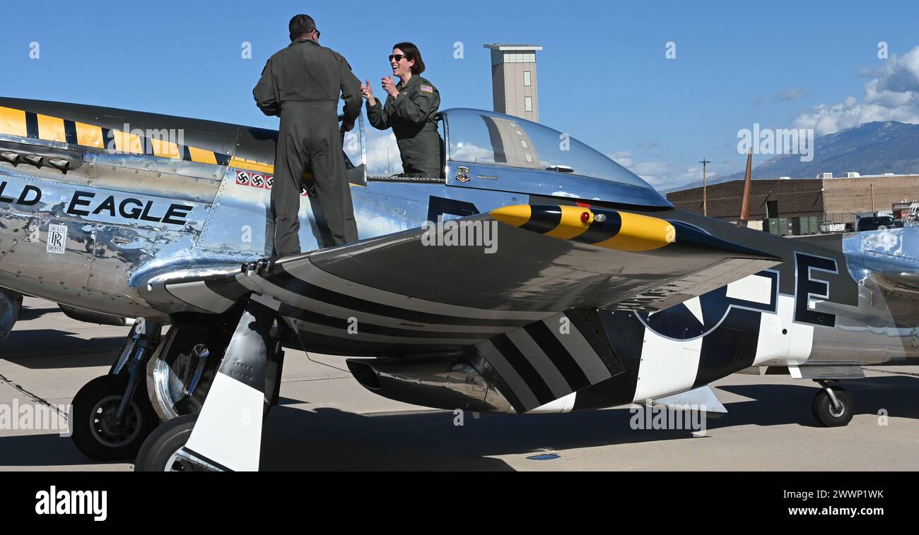 Amy Meier, commandant adjoint par intérim de la 355e Escadre de l'US Air Force, quitte un avion P-51 Mustang après son vol incitatif pendant le cours d'entraînement au vol Heritage à Davis-Monthan Air Force base, Ariz., le 29 février 2024. Les vols patrimoniaux ont été effectués avec des avions de l'US Air Force passés et actuels pour honorer le passé, le présent et l'avenir de la puissance aérienne américaine. Armée de l'air Banque D'Images
