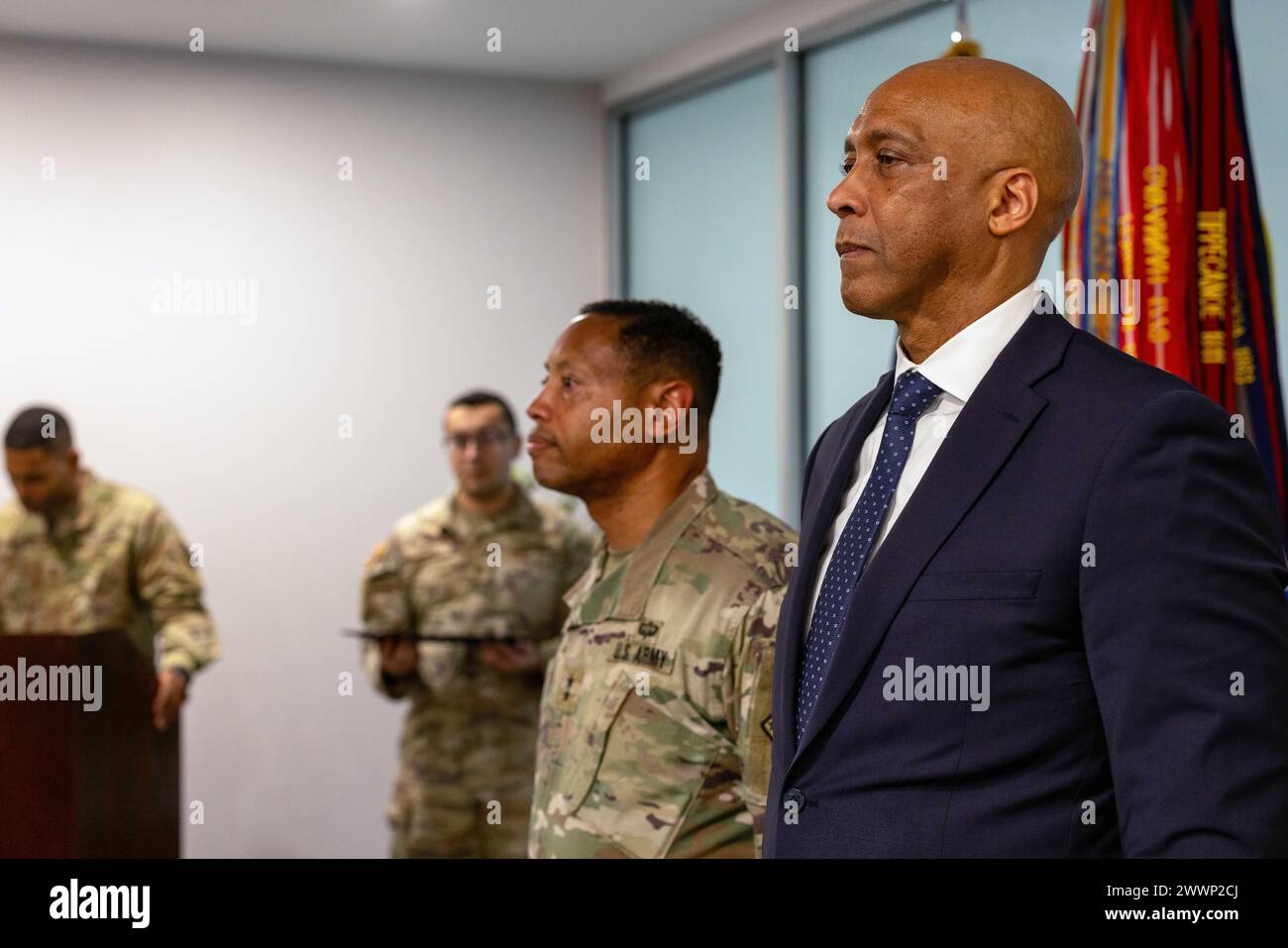 Major Gen. Daryl O. Hood (au centre), le général commandant du 20e Commandement chimique, biologique, radiologique, nucléaire, explosif (CBRNE), se tient à côté d'Antonio J. Amos (à droite) sur Aberdeen Proving Ground, Maryland, février 28. Hood a accueilli Amos, un lieutenant-colonel à la retraite du corps chimique de l'armée américaine et un civil de haut rang de l'armée, dans l'ordre du Dragon de la Chemical corps Regimental Association. Armée américaine Banque D'Images