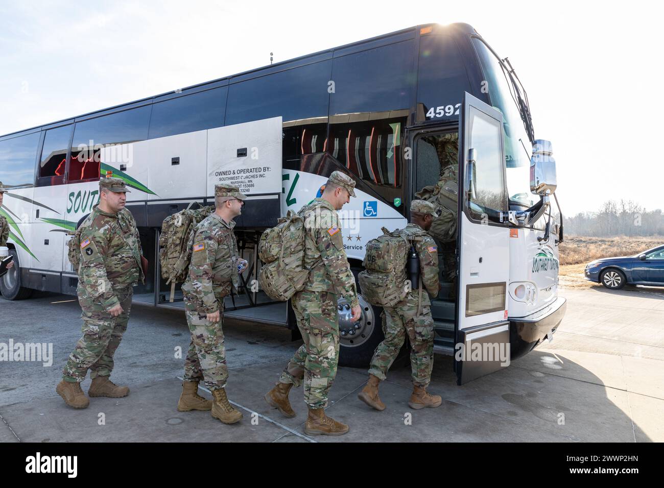 Les soldats de la 34e division d'infanterie de la Garde nationale du Minnesota « Red Bulls » se rendent au Texas, le 4 février 2024. Les Red Bulls se préparent à un déploiement au moyen-Orient plus tard cette année. (Garde nationale du Minnesota Banque D'Images